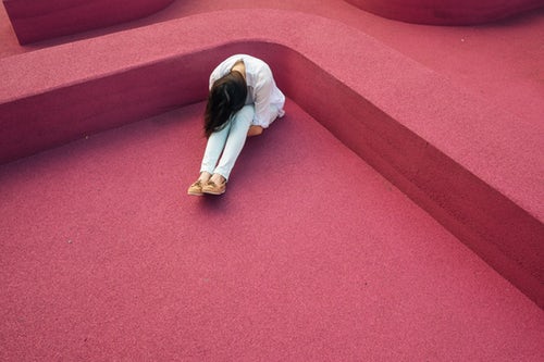 Image for HD article on 5 Fail Proof Ways to get over Relationship sad woman in corner